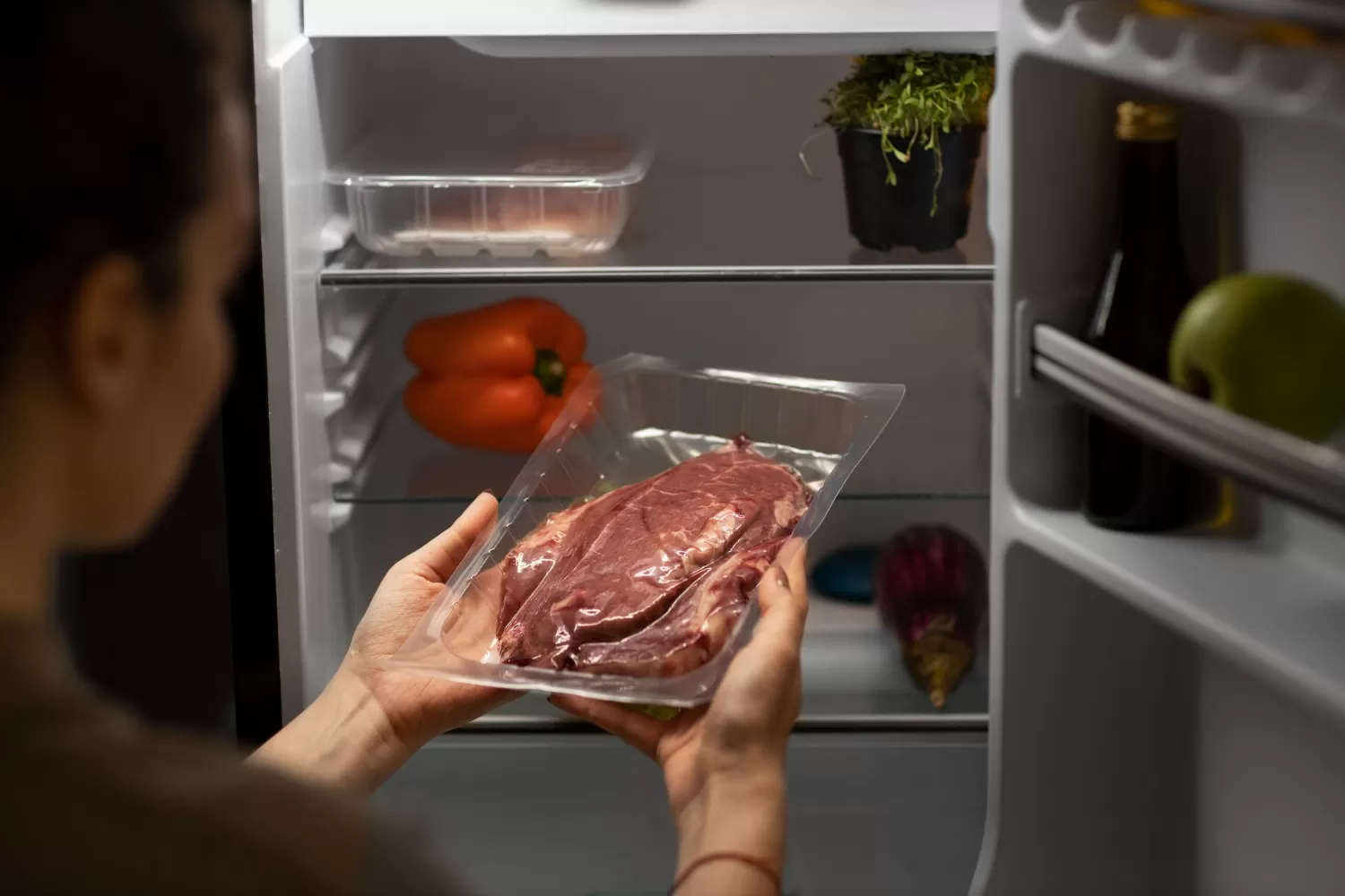 Cara menyimpan daging kurban yang tepat di kulkas rumah tangga agar tetap segar, higienis, dan tahan lebih lama. (Freepik/freepik)