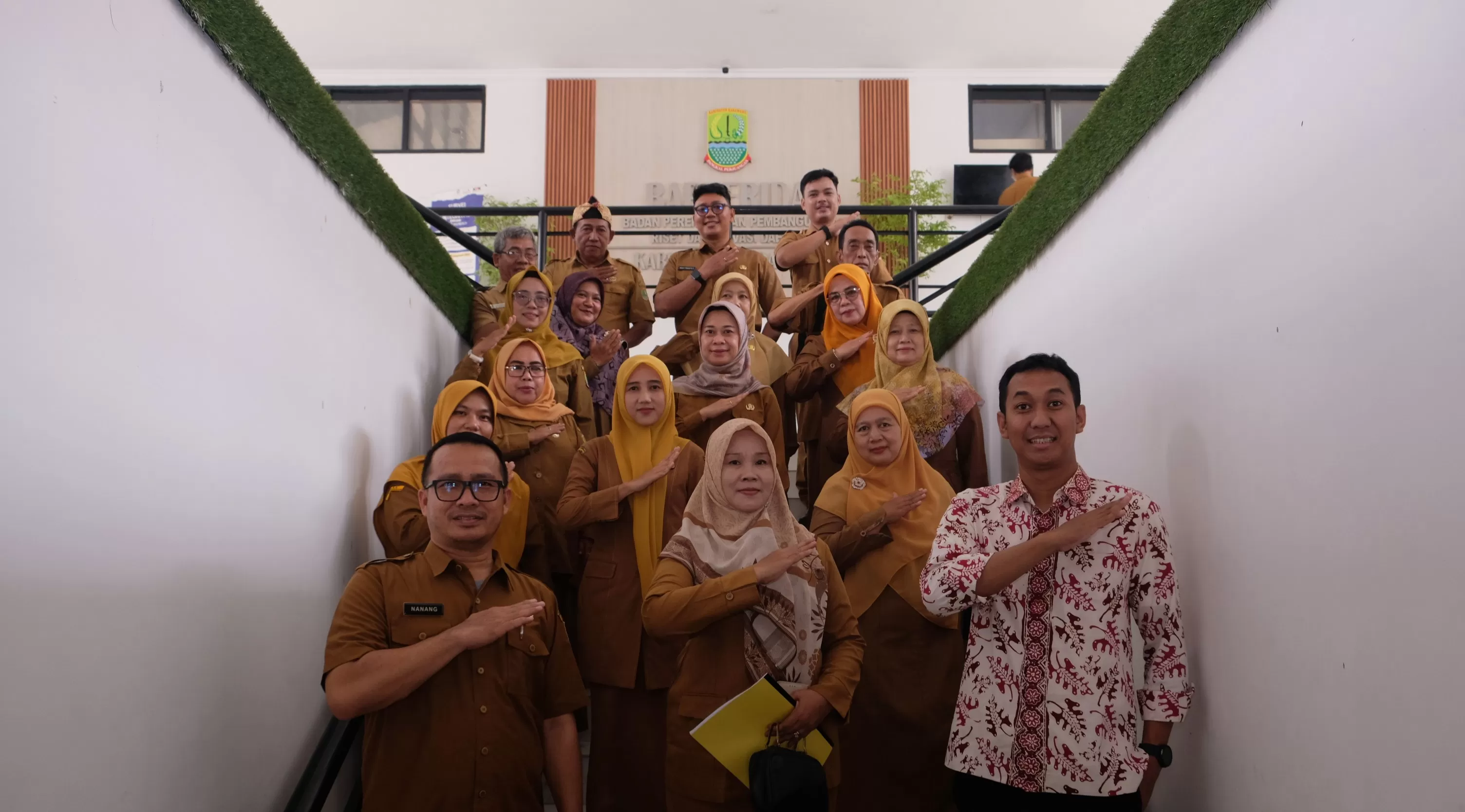 PERURI menyalurkan bantuan komputer kepada 15 sekolah dasar di Kabupaten Karawang untuk mendukung pendidikan digital dan peningkatan kualitas SDM. (Dok. PERURI)