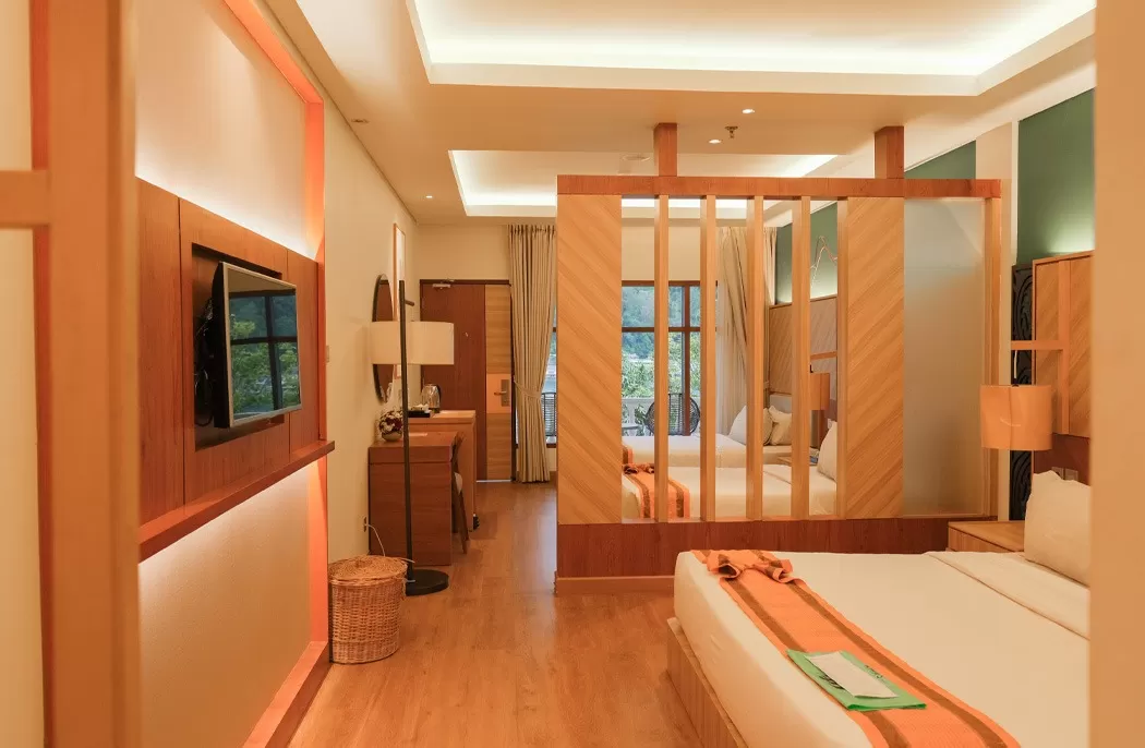 Penampakan salah satu kamar di Hotel KHAS Parapat yang menawarkan nuansa budaya Batak. (Dok. KHAS Parapat)