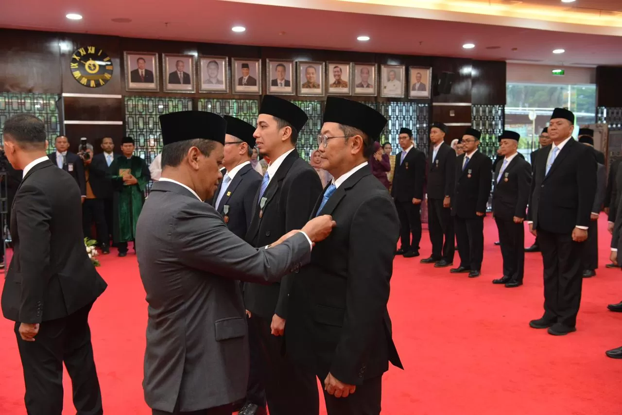 Presiden Prabowo memberikan Tanda Kehormatan kepada 8 insan PLN atas dedikasi dan inovasi mereka di sektor energi nasional. (Dok. PLN)