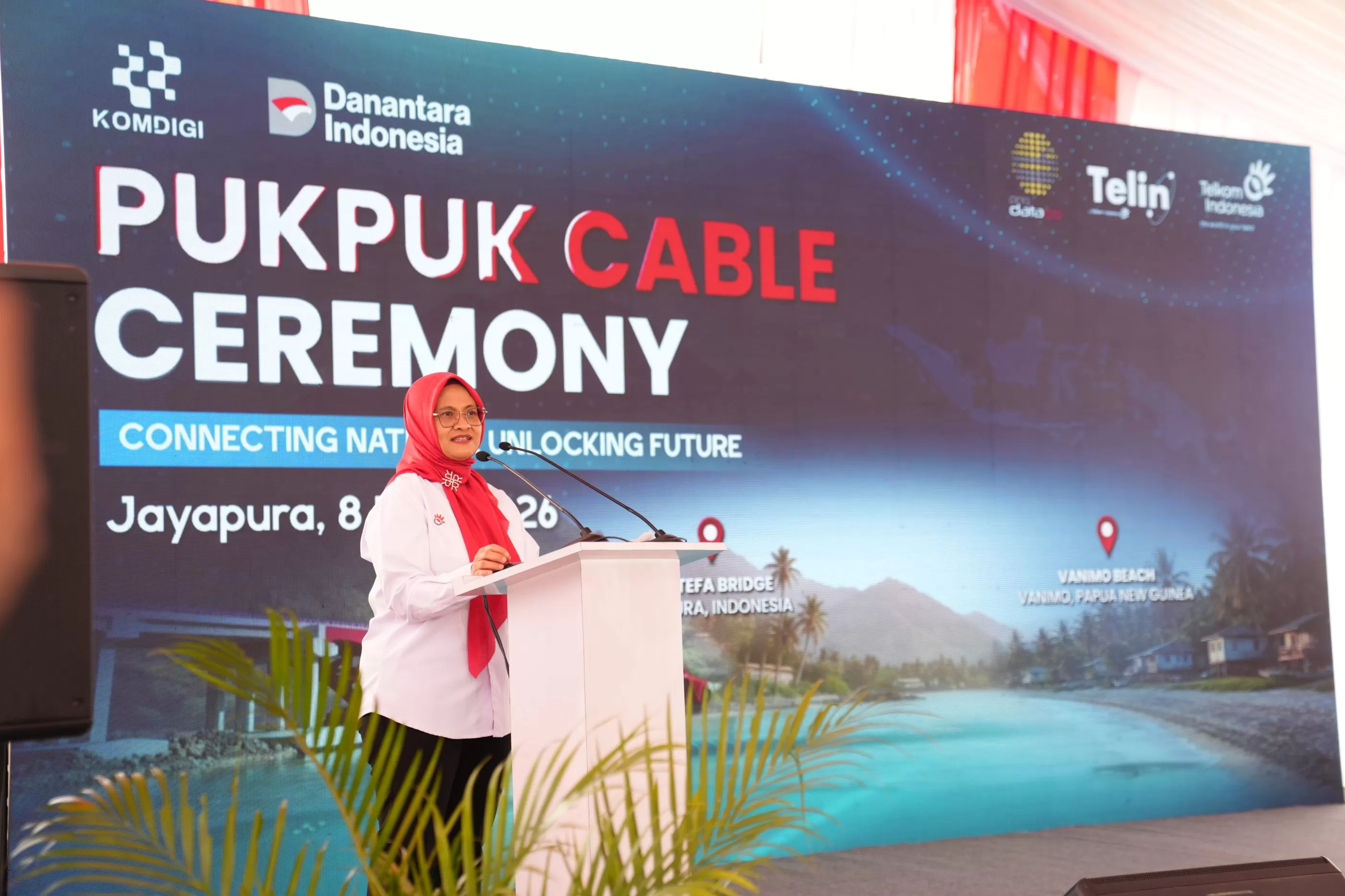 Direktur Utama Telkom, Dian Siswarini, memberikan sambutan dalam peresmian Sistem Kabel Laut Pukpuk (Puk-Puk 1) hasil kolaborasi dengan PNG DataCo di Telkom Witel Jayapura, Papua, Jumat (8/5). (Dok. Telkom)