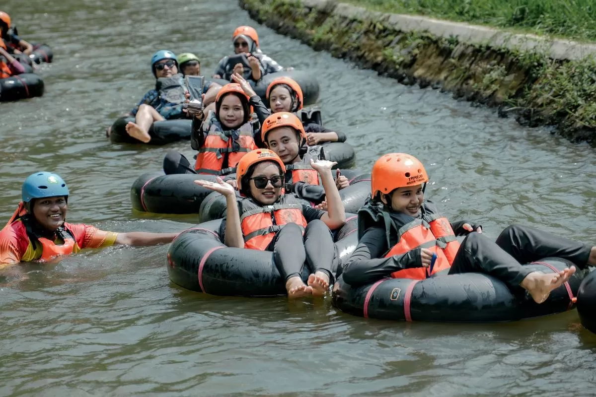 Trirejo River Tubing di Purworejo menawarkan wisata susur sungai seru dengan panorama pedesaan dan dikelola bersama warga lokal. (Dok. Trirejo River Tubing)