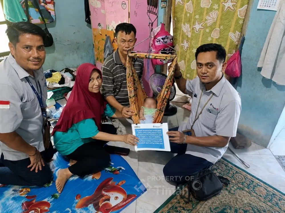 PT TIMAH membantu biaya pengobatan Habibi, bayi asal Karimun yang mengidap Hirschsprung dan harus rutin menjalani kontrol medis di Batam. (Dok. PT Timah)