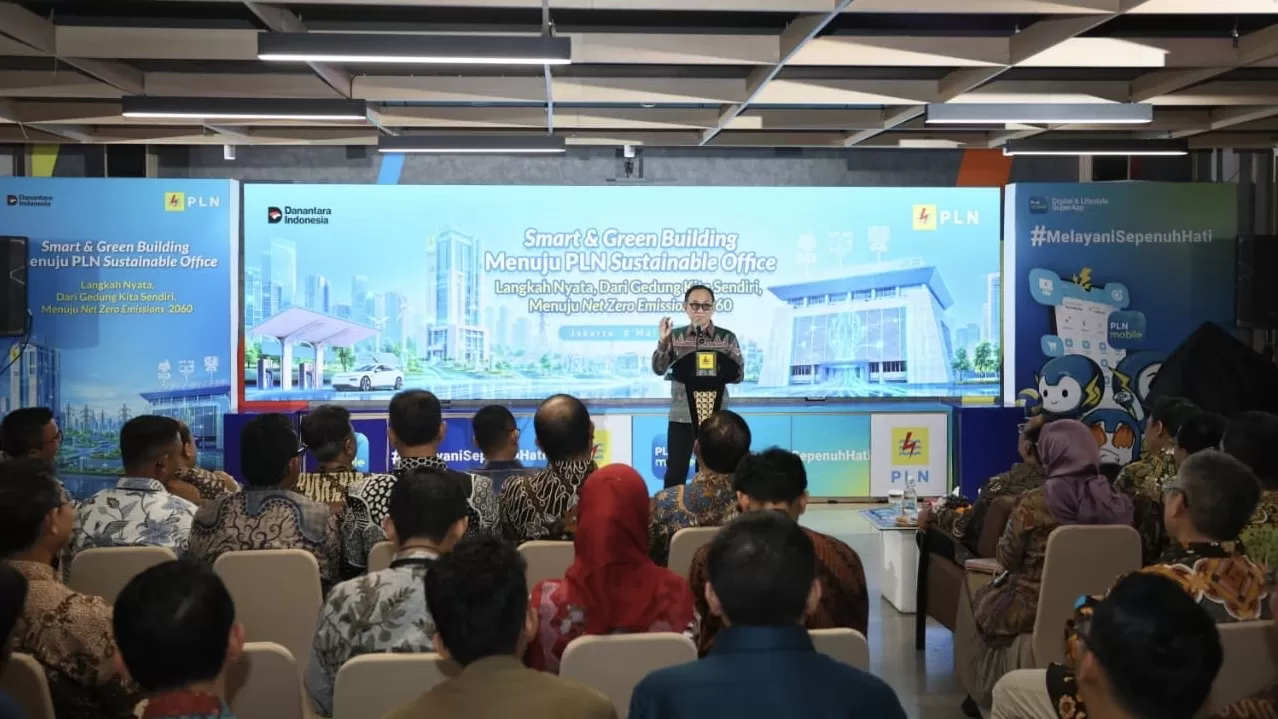 Komisaris Independen PLN, Andi Arief menyampaikan penerapan Smart & Green Building merupakan langkah penting PLN untuk menghadirkan praktik efisiensi energi secara nyata di lingkungan perusahaan.