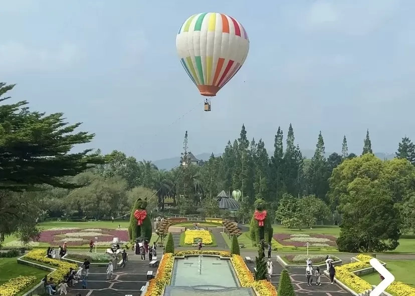 Kamu bisa menikmati pemandangan taman dari ketinggian lewat wahana balon udara.