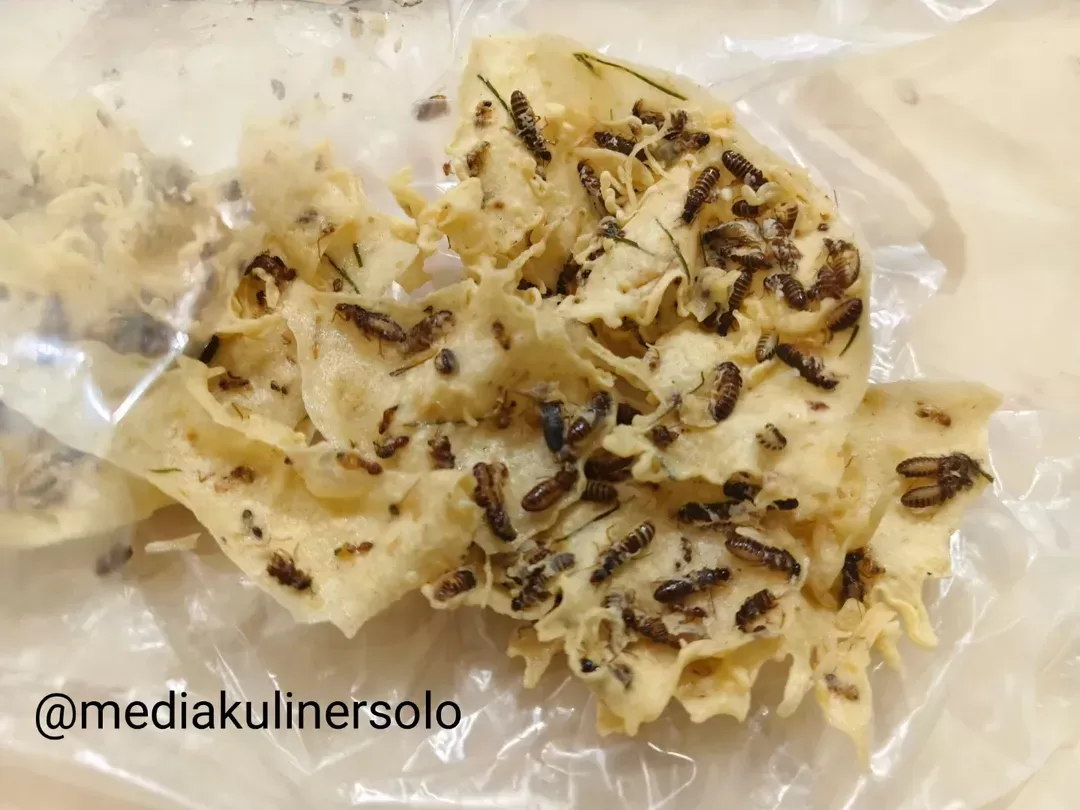 Peyek laron populer di Wonogiri, Gunungidul, dan Boyolali, bahan dasarnya laron sulun atau yang berukuran kecil. (Instagram/@mediakulinersolo)