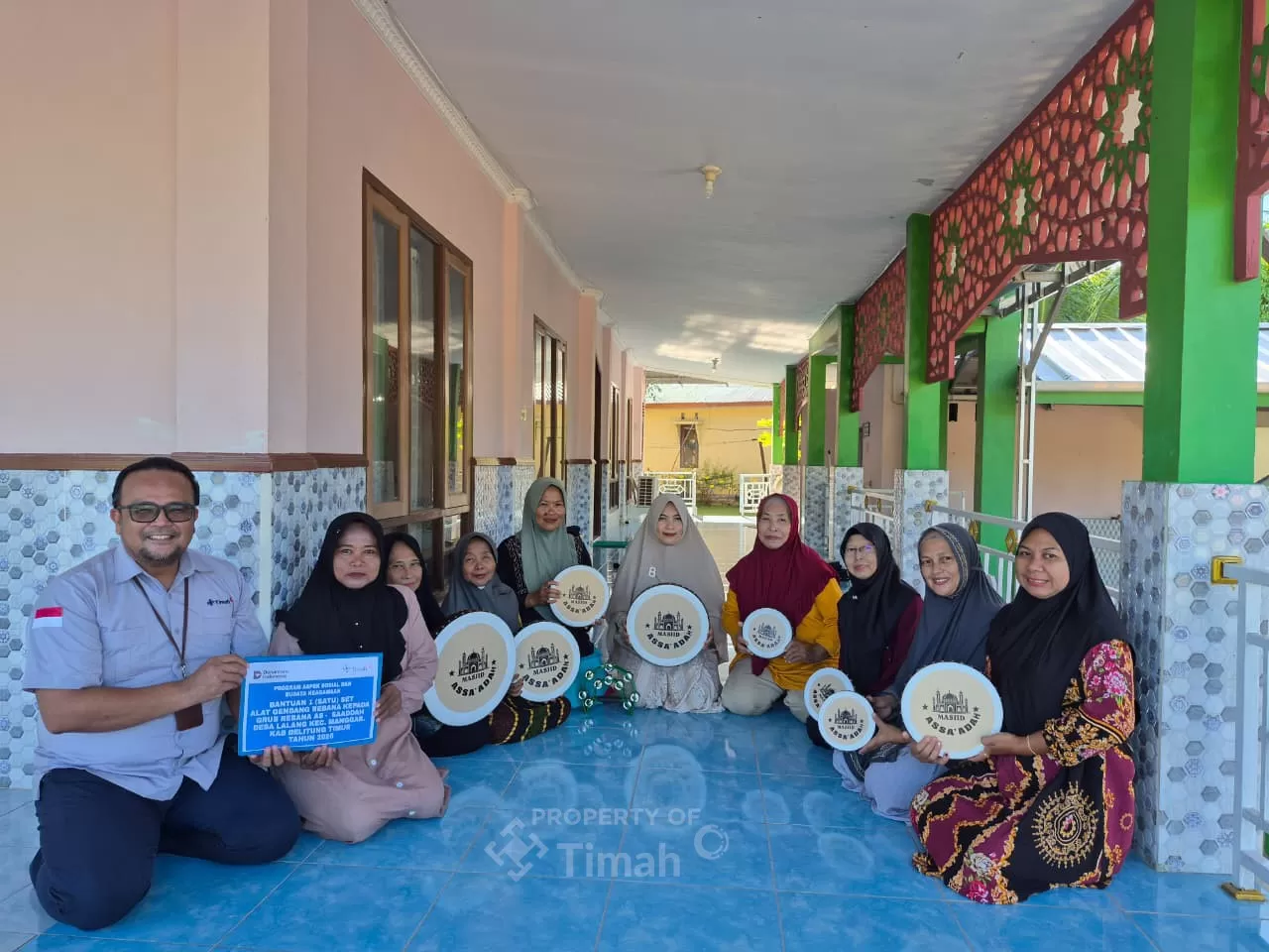 PT TIMAH membantu Kelompok Rebana AS-Saaddah di Belitung Timur dengan menyalurkan alat musik untuk mendukung pelestarian seni tradisional. (Dok. PT Timah)