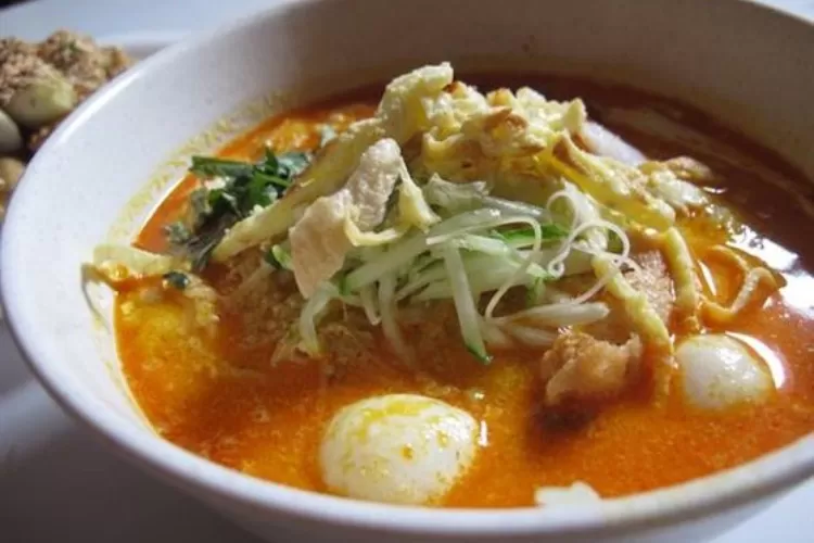 Nyonya laksa khas Melaka tampilannya mirip laksa Penang tapi isi dan bumbunya sedikit berbeda.   (makansutra.com)