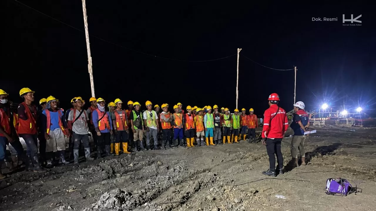 Hutama Karya kerahkan 700 pekerja dan sistem kerja 24 jam demi percepatan proyek pendidikan di Sulawesi Barat.