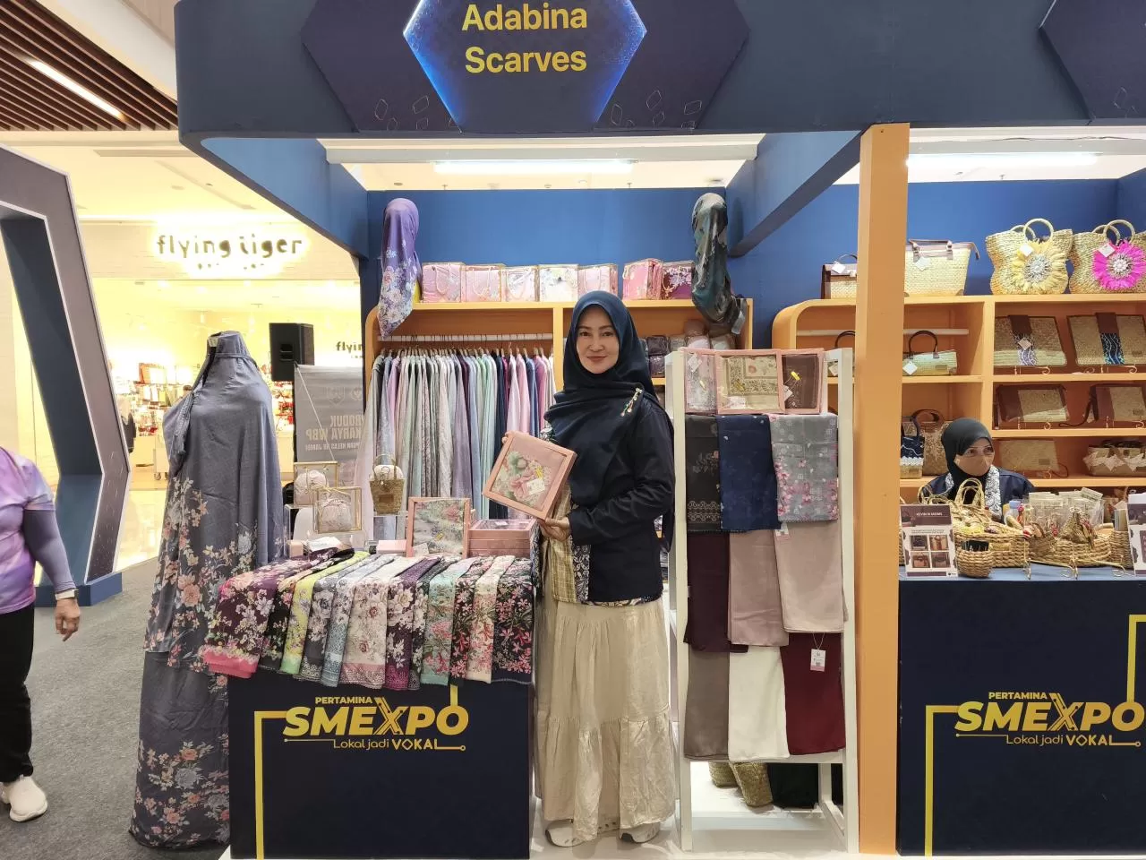 Pelita Air menghadirkan PAS Sky Shop yang memungkinkan penumpang belanja produk UMKM lokal dan merchandise eksklusif selama penerbangan. (Dok. Pelita Air)
