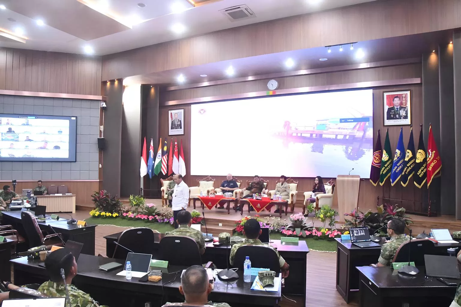Direktur Utama PT PAL Indonesia, Kaharuddin Djenod saat menjadi narasumber dalam Diskusi Panel Pasis Dikreg LV Sesko TNI Tahun Anggaran 2026 di Bandung, Kamis (8/5). (pal.co.id)