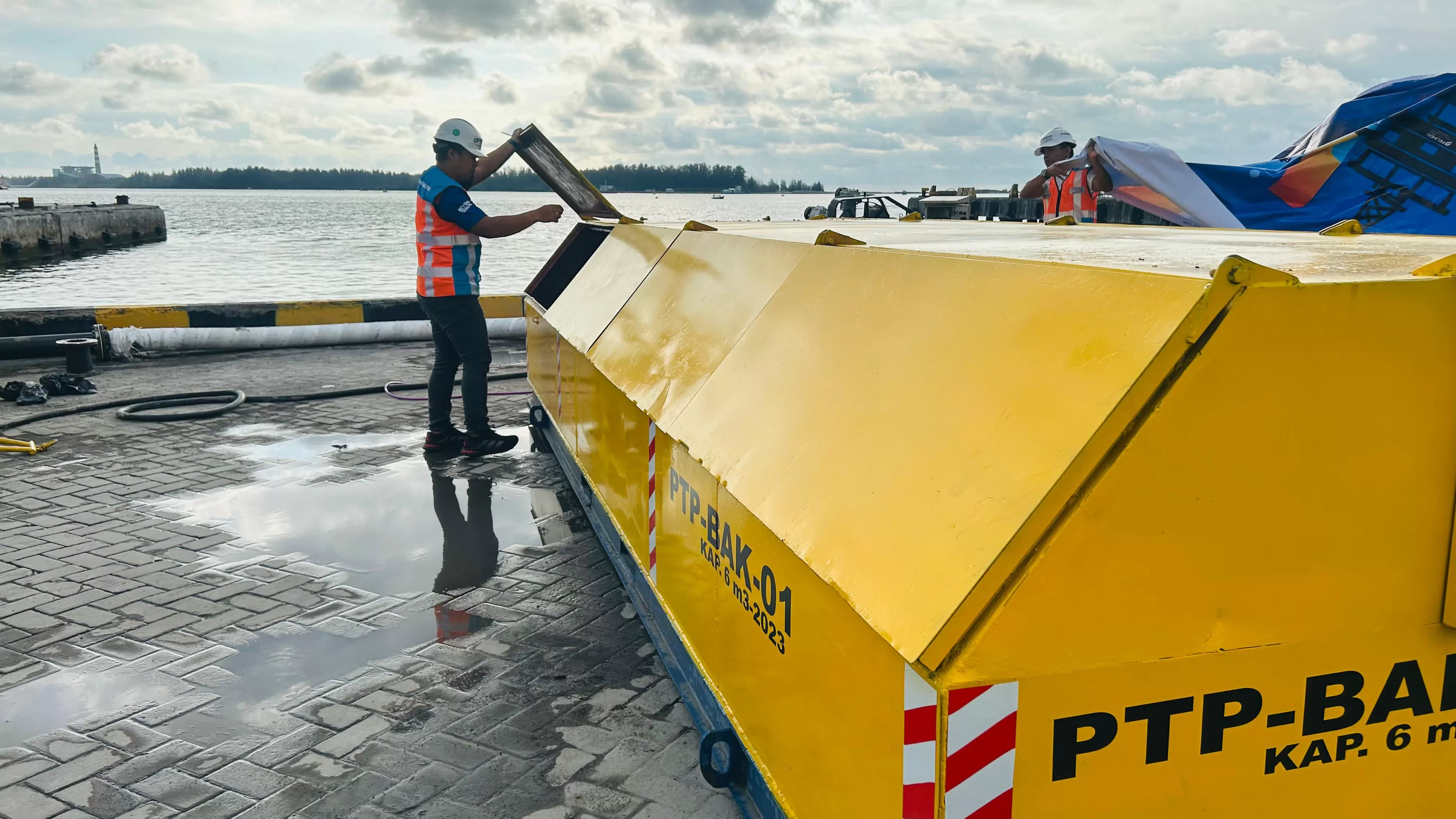 PTP Nonpetikemas Bengkulu operasikan drop tank perdana di Pulau Baai untuk curah cair PFAD, tingkatkan efisiensi, HSSE, dan layanan pelabuhan. (Dok. PTP Nonpetikemas)