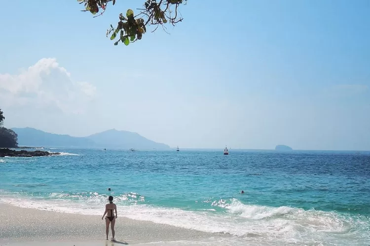 Pantai Kusamba terkenal dengan pasirnya yang berwarna hitam pekat berasal dari mineral Gunung Agung.   (Instagram/@goose.travelling via beautyofindonesia.com)
