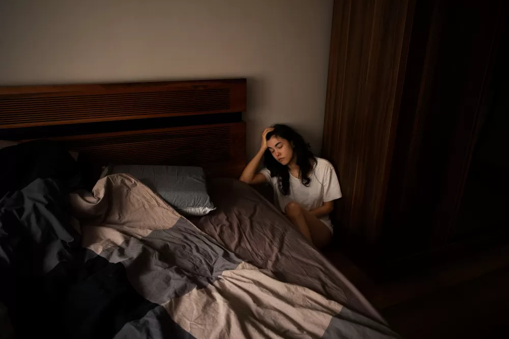 Ilustrasi - Mengenal fenomena ketindihan atau sleep paralysis secara medis, mulai dari penyebab, gejala, hingga cara mengurangi risikonya. (Freepik)