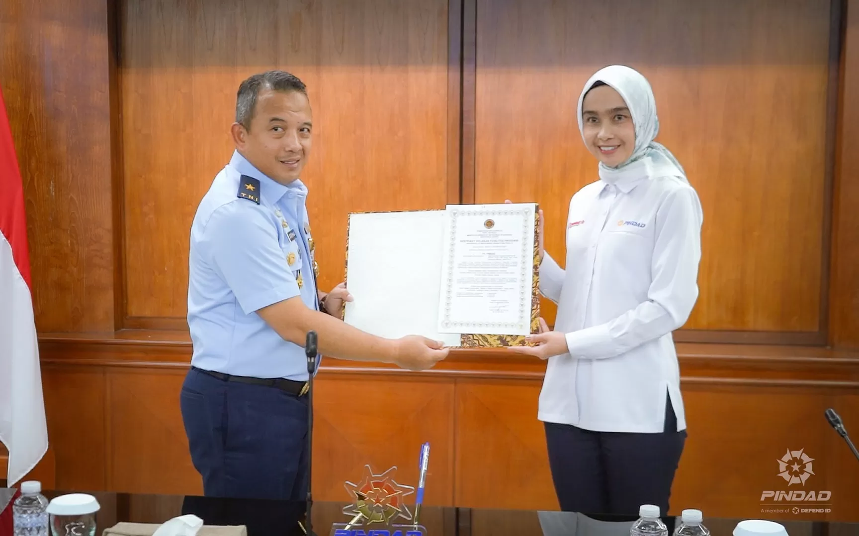 Kapuslaik Kemhan serahkan sertifikat kelaikan fasilitas produksi munisi kepada PT Pindad di Bandung, Rabu (13/5/2026). (pindad.com)