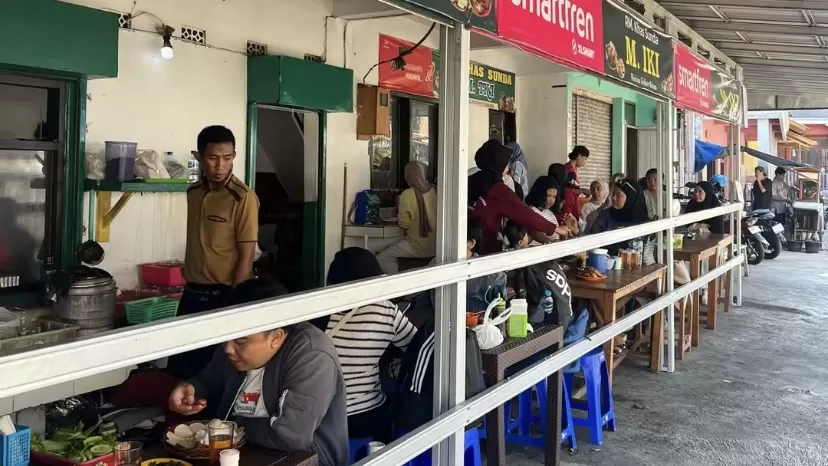 Rumah Makan M Iki Garut viral karena sensasi makan di pinggir rel kereta api.