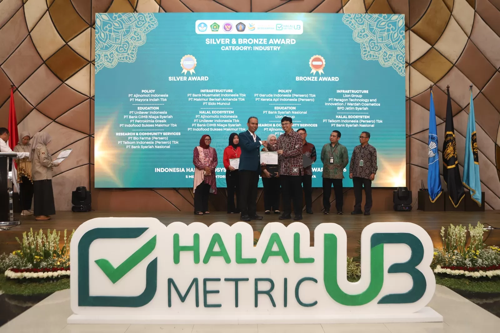 Bio Farma meraih Silver Award di UB Halal Metric Awards 2026 atas kontribusi pada riset dan pengembangan ekosistem halal. (biofarma.co.id)