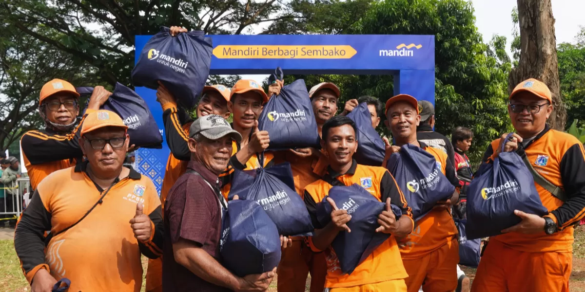 Bank Mandiri menyalurkan lebih dari 28 ribu paket sembako bagi pekerja informal dan masyarakat prasejahtera di berbagai wilayah Indonesia. (Dok. Bank Mandiri)