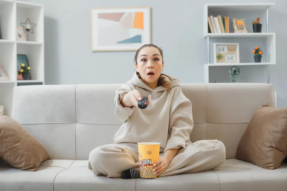 Ide kegiatan seru saat long weekend Kenaikan Yesus Kristus meski di rumah aja, mulai dari movie marathon hingga quality time bersama keluarga. (Freepik/stockking)