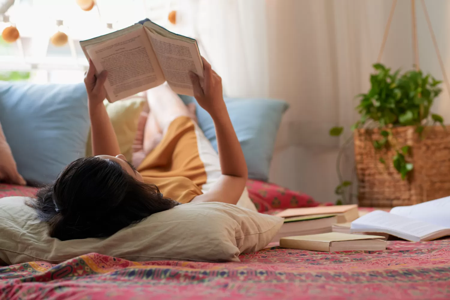 Ilustrasi - Membaca buku, salah satu kegiatan seru untuk mengisi long weekend di rumah agar tidak membosankan. (Freepik/pressfoto)