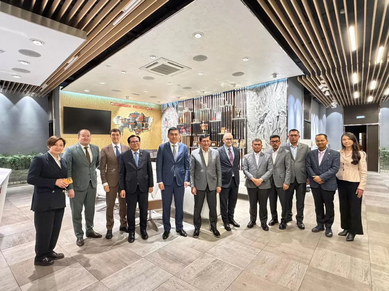 MIND ID melakukan kunjungan resmi ke Astana untuk menjajaki kerja sama dengan Tau-Ken Sovereign Wealth Fund Samruk-Kazyna dan ERG. (DOK. MIND ID)