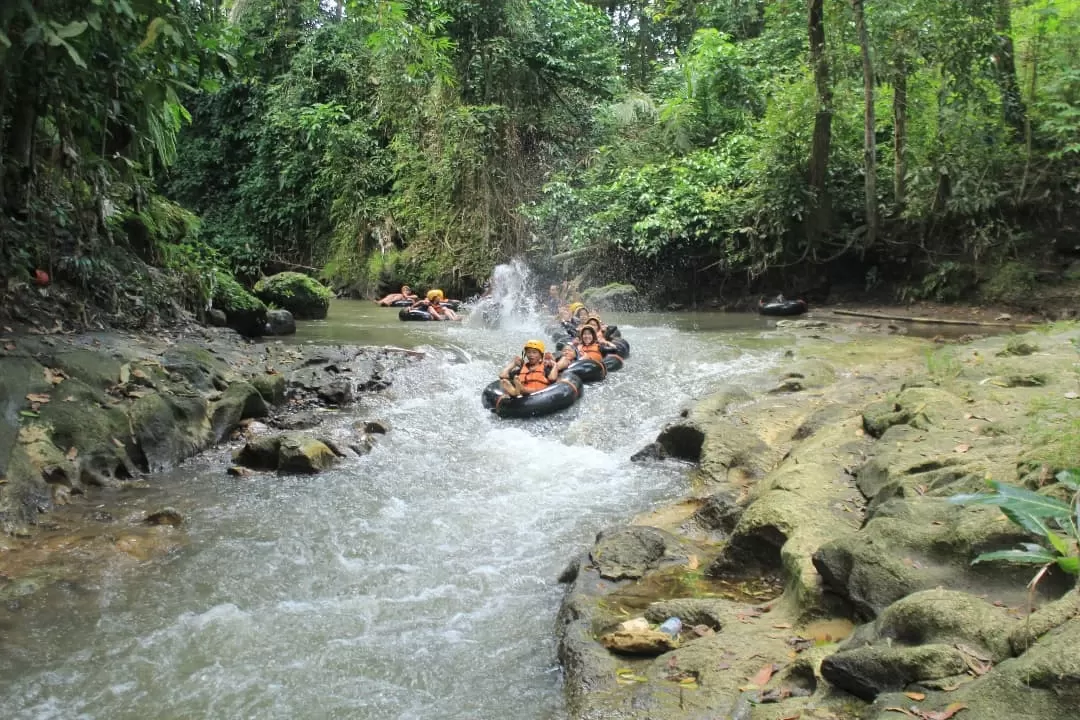 Karst Tubing Sedayu merupakan salah satu tempat wisata susur sungai yang populer di daerah Bantul.  (Instagram/@karst_tubing)