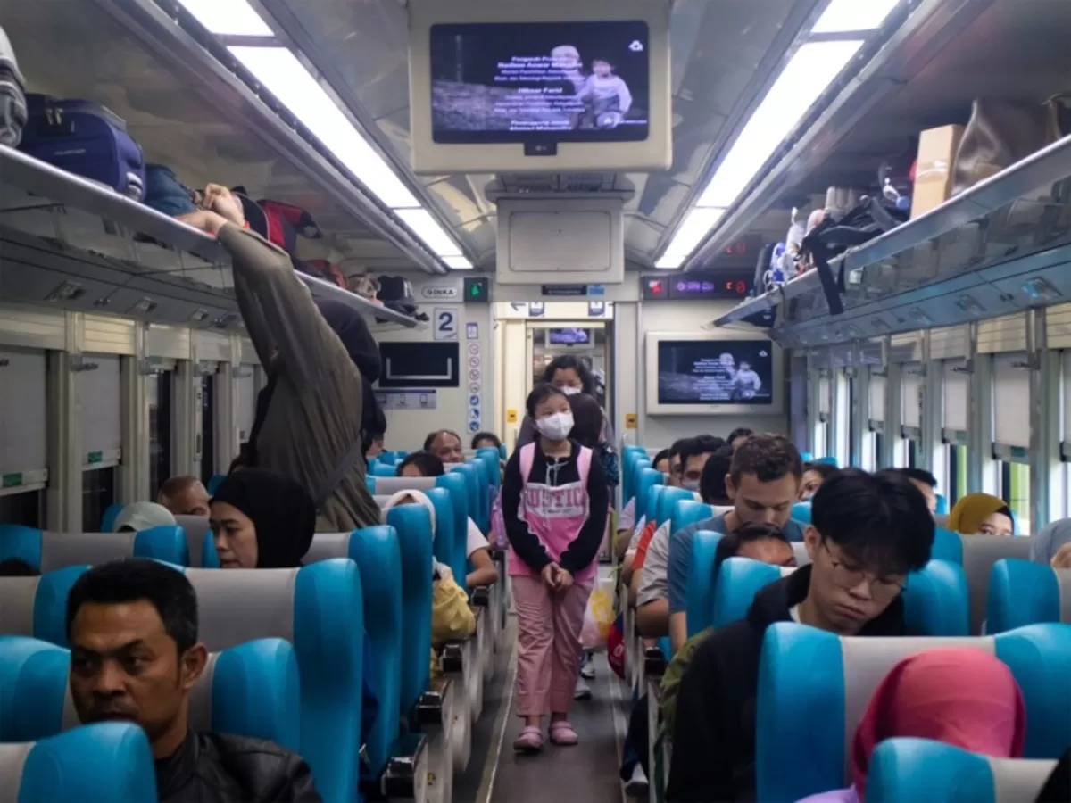 Panduan memilih window seat atau kursi di dekat jendela saat naik kereta api. (Dok. KAI)