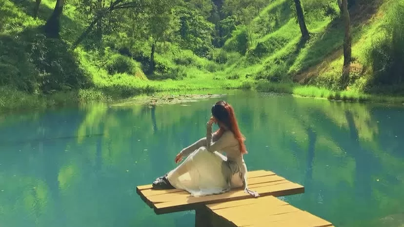 Telaga Biru di Lombok Timur punya warna air alami yang bikin banyak wisatawan penasaran.
