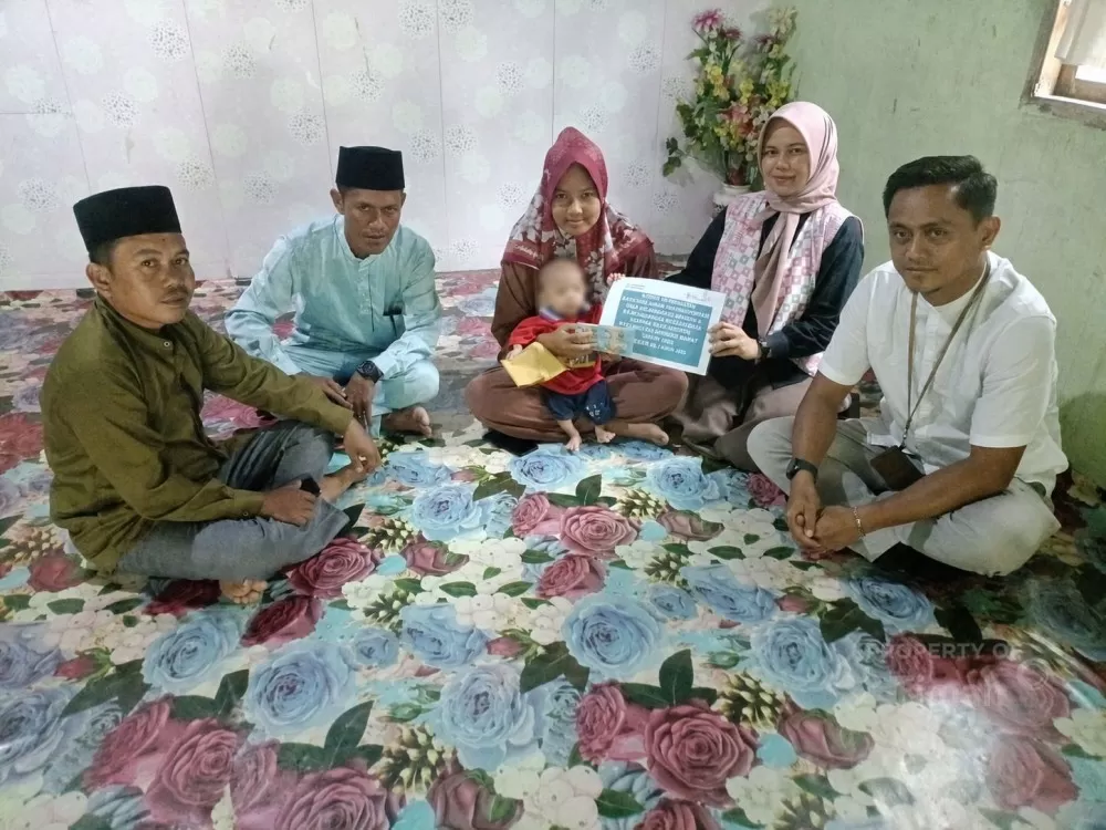 PT TIMAH membantu pengobatan bayi penderita kelainan jantung bawaan asal Kundur dengan dukungan biaya transportasi dan akomodasi. (Dok. PT Timah)
