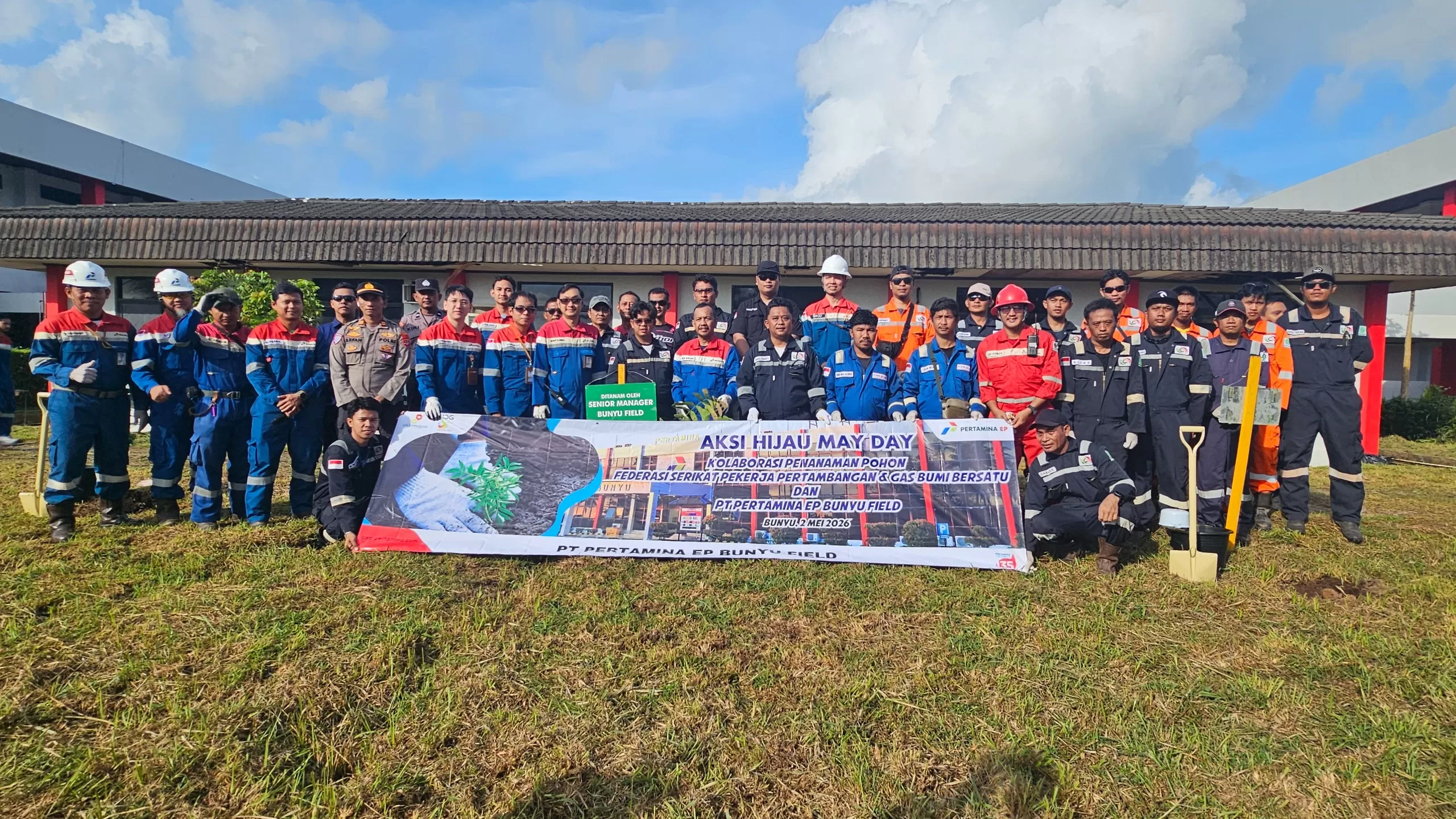 Pertamina EP Bunyu Field menggelar Aksi Hijau May Day lewat penanaman pohon dan bersih sampah di Bunyu Barat. (Dok. Pertamina EP Bunyu Field)