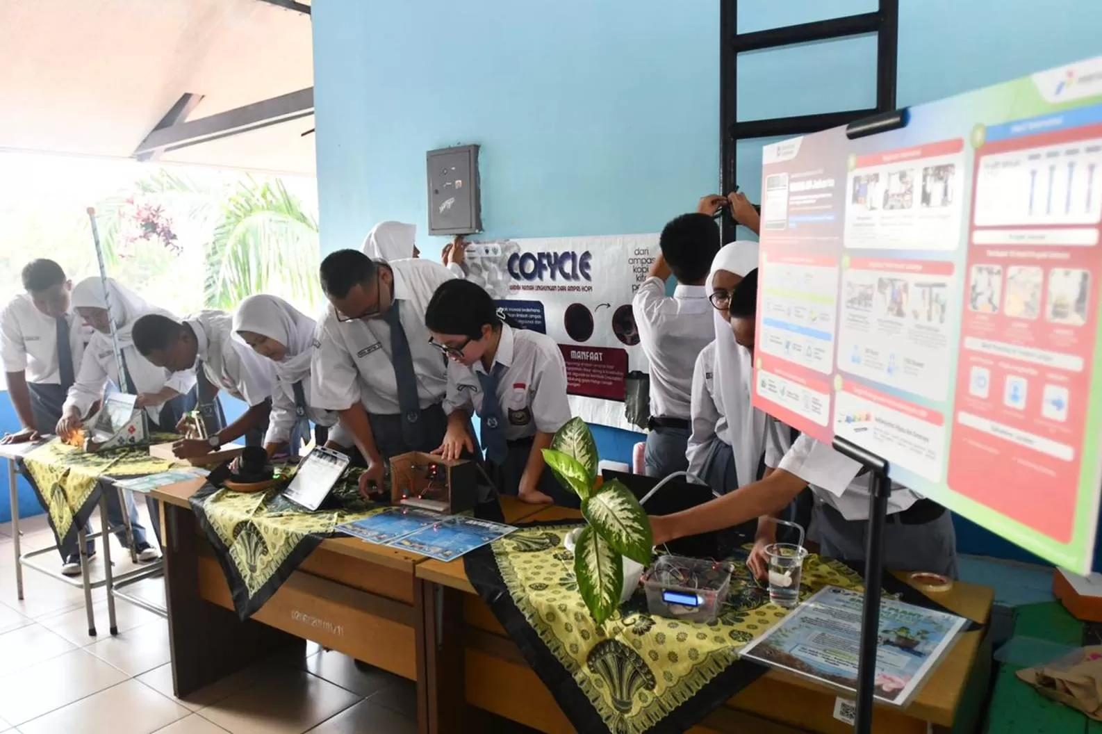 Sejumlah siswa menyiapkan hasil karya inovasi saat kegiatan Pertamina X ASRI energi edukasi &ldquo;tumbuh lestari, bijak berenergi&rdquo; yang diselenggarakan di SMAN 40, Jakarta pada Senin (11/5/2026).