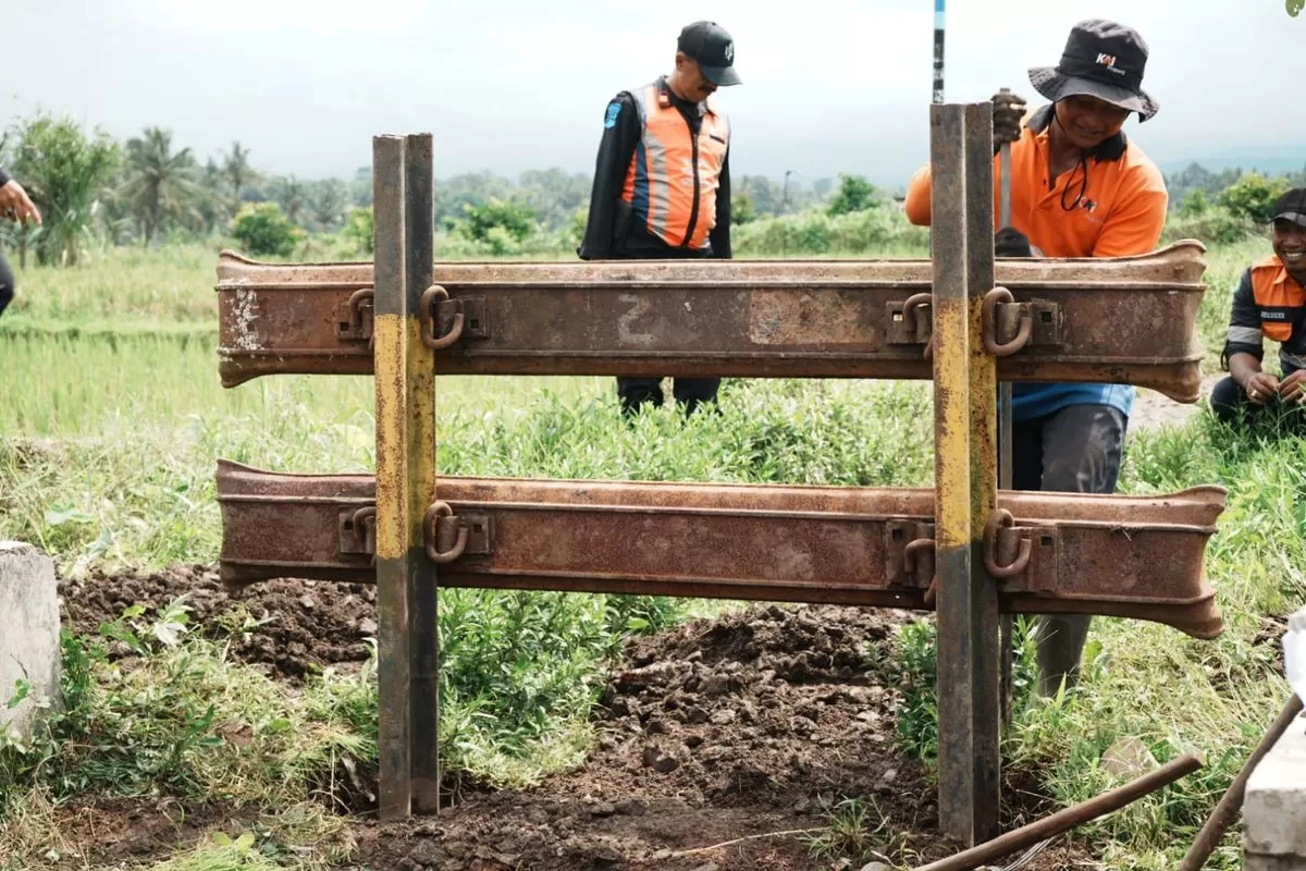 KAI Daop 9 Jember menutup 6 perlintasan liar di jalur rel sepanjang awal 2026 demi keselamatan warga dan kelancaran perjalanan kereta api. (Dok. KAI Daop 9 Jember)