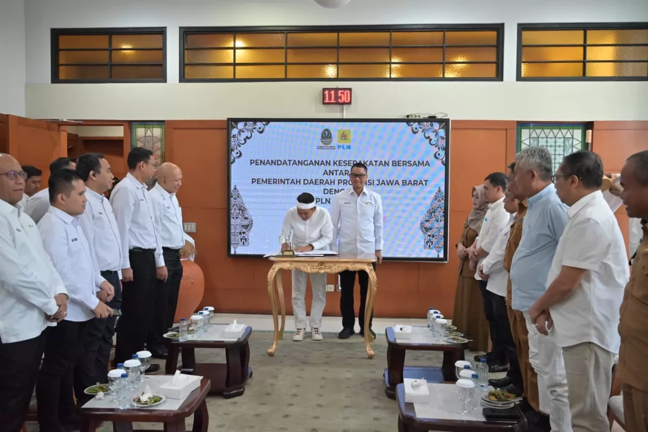 Suasana penandatanganan kesepakatan bersama (Memorandum of Understanding/MoU) tentang penyediaan tenaga listrik yang berkelanjutan dan berwawasan lingkungan di Jawa Barat, di Gedung Sate, Bandung (Dok. PLN)