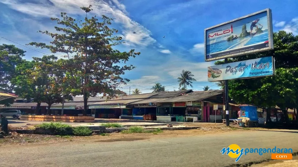 Di Pasar Ikan Pangandaran banyak warung yang bisa memasakkan boga bahari yang telah dibeli pengunjung. (mypangandaran.com)