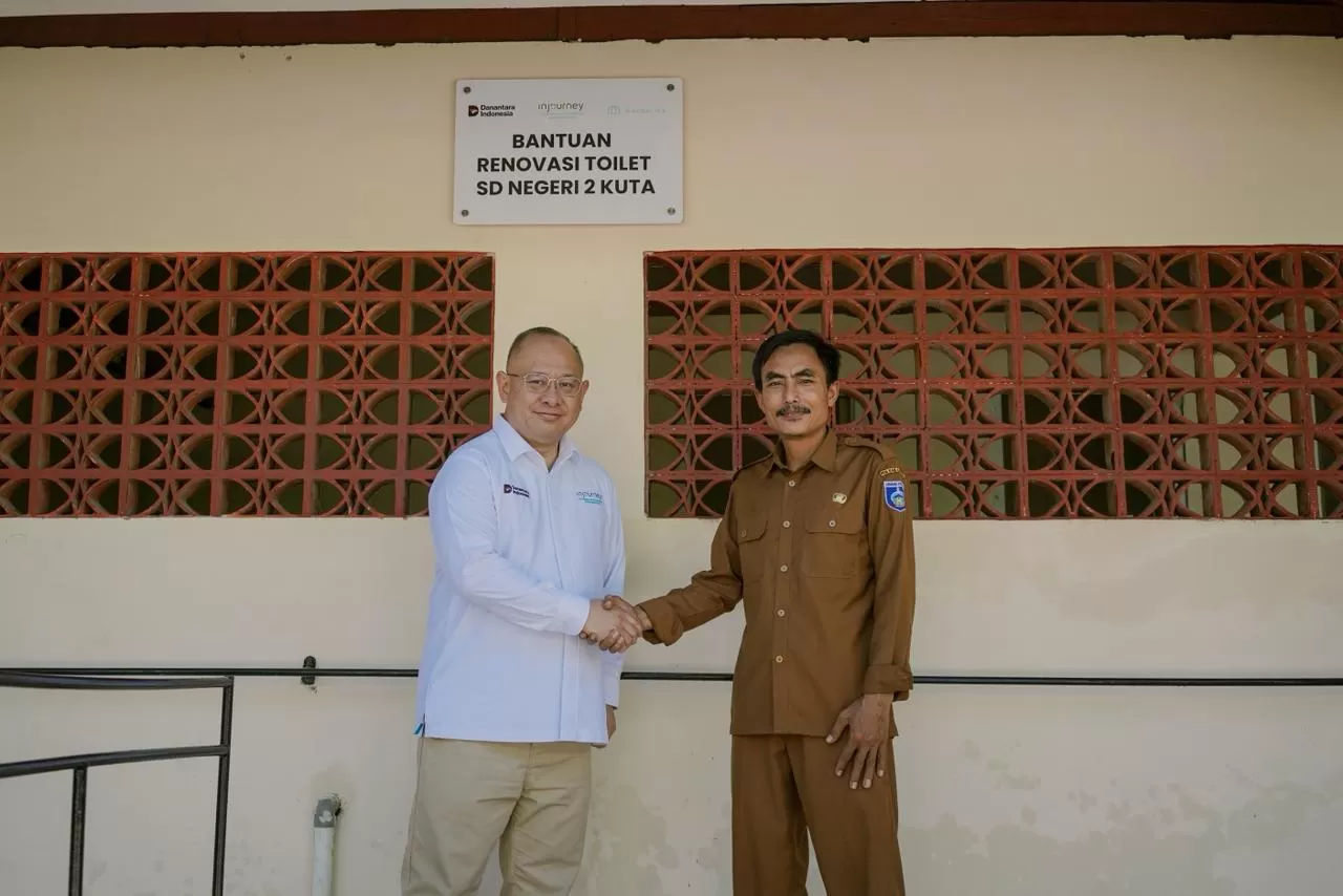 ITDC renovasi toilet SDN 2 Kuta di Lombok dan beri edukasi kebersihan bagi siswa sebagai implementasi ESG di kawasan The Mandalika. (Dok. ITDC)