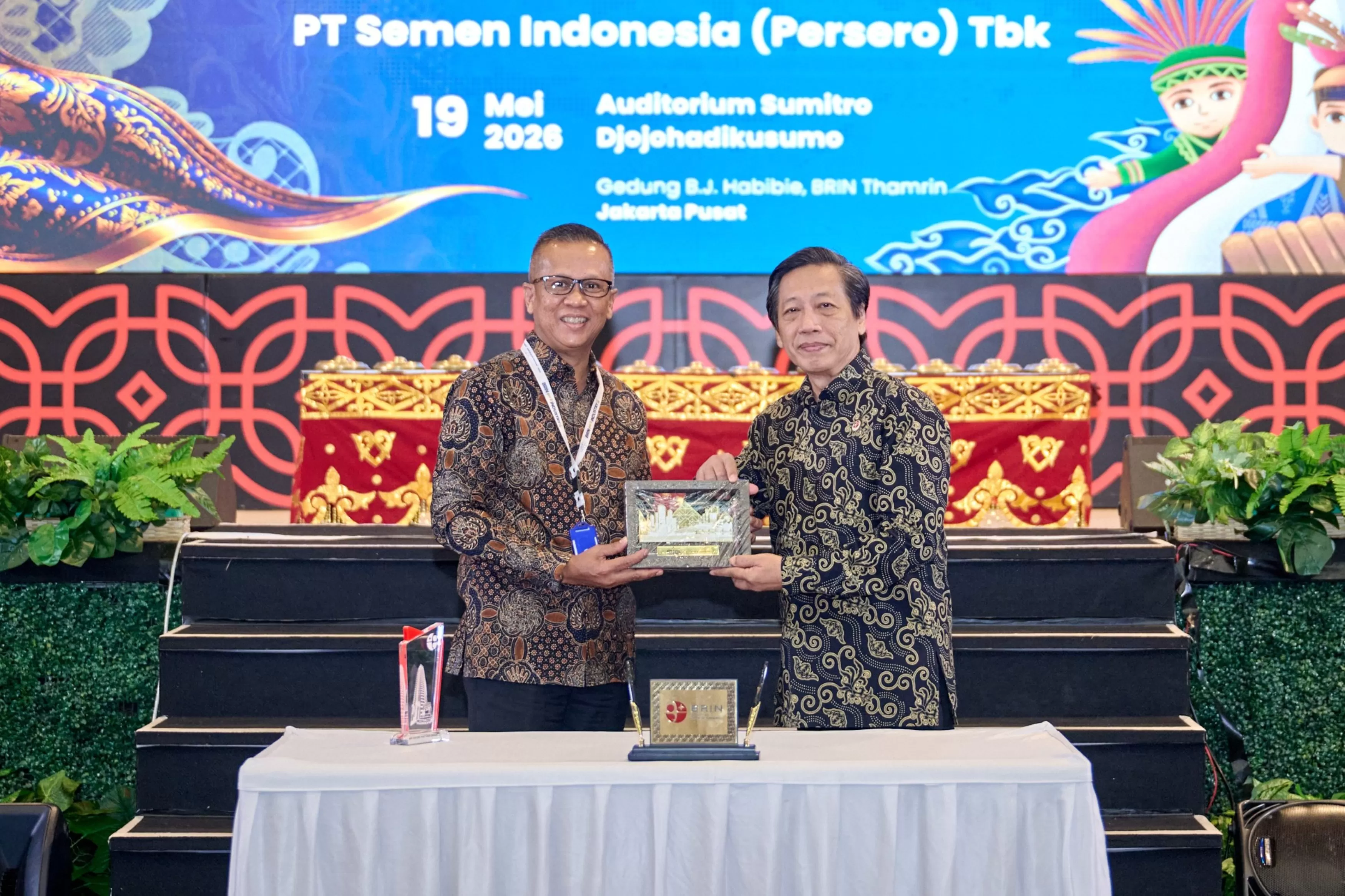 Direktur Utama SIG, Indrieffouny Indra (kiri) menyerahkan cendera mata kepada Deputi Bidang Pemanfaatan Riset dan Inovasi BRIN, R. Hendrian di Gedung B.J. Habibie, Kantor Pusat BRIN, Jakarta (19/5).