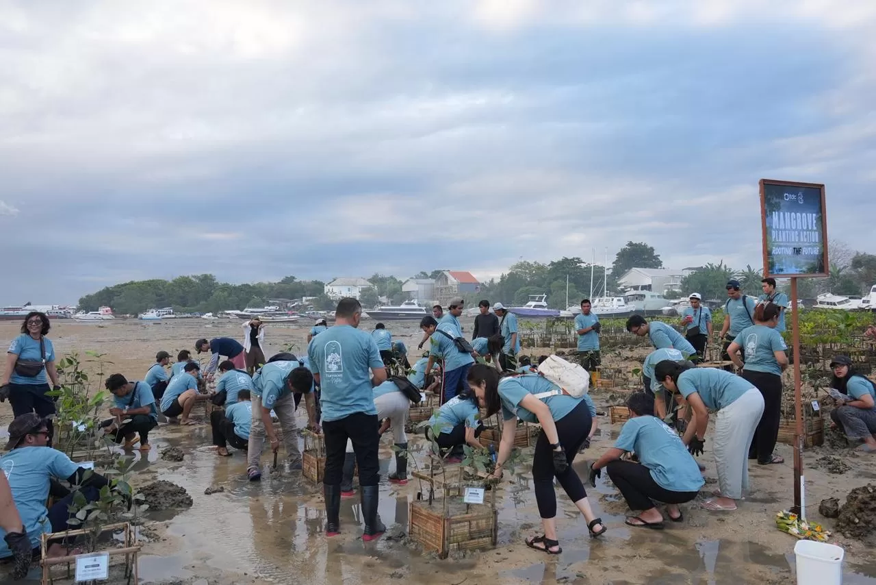 Kegiatan penanaman mangrove ini diharapkan dapat membantu menjaga ekosistem pesisir sekaligus meningkatkan kesadaran akan pentingnya lingkungan berkelanjutan.