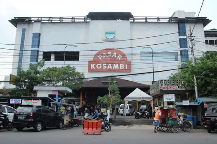 Pasar Kosambi salah satu pasar tertua di Bandung. Pasar tradisional ini berdiri tahun 1915. (adira.co.id)