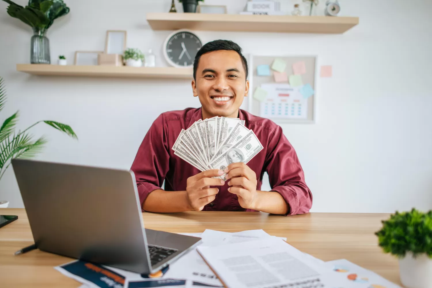 Ilustrasi - Panduan mengatur gaji untuk investasi. (Freepik/jcomp)
