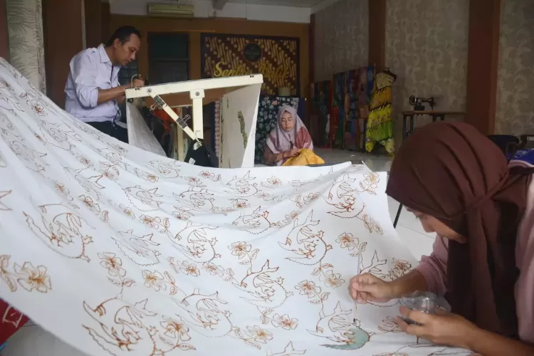 Kegiatan di Rumah Batik Sekar Ayu yang termasuk di dalam Kampung Batik Putat Jaya, Surabaya. (sapanusa.id)