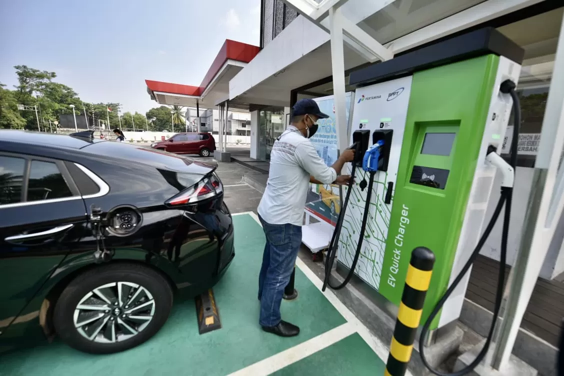 Pertamina mempercepat pengembangan energi hijau dan mobilitas berkelanjutan demi mendukung target NZE Indonesia 2060.