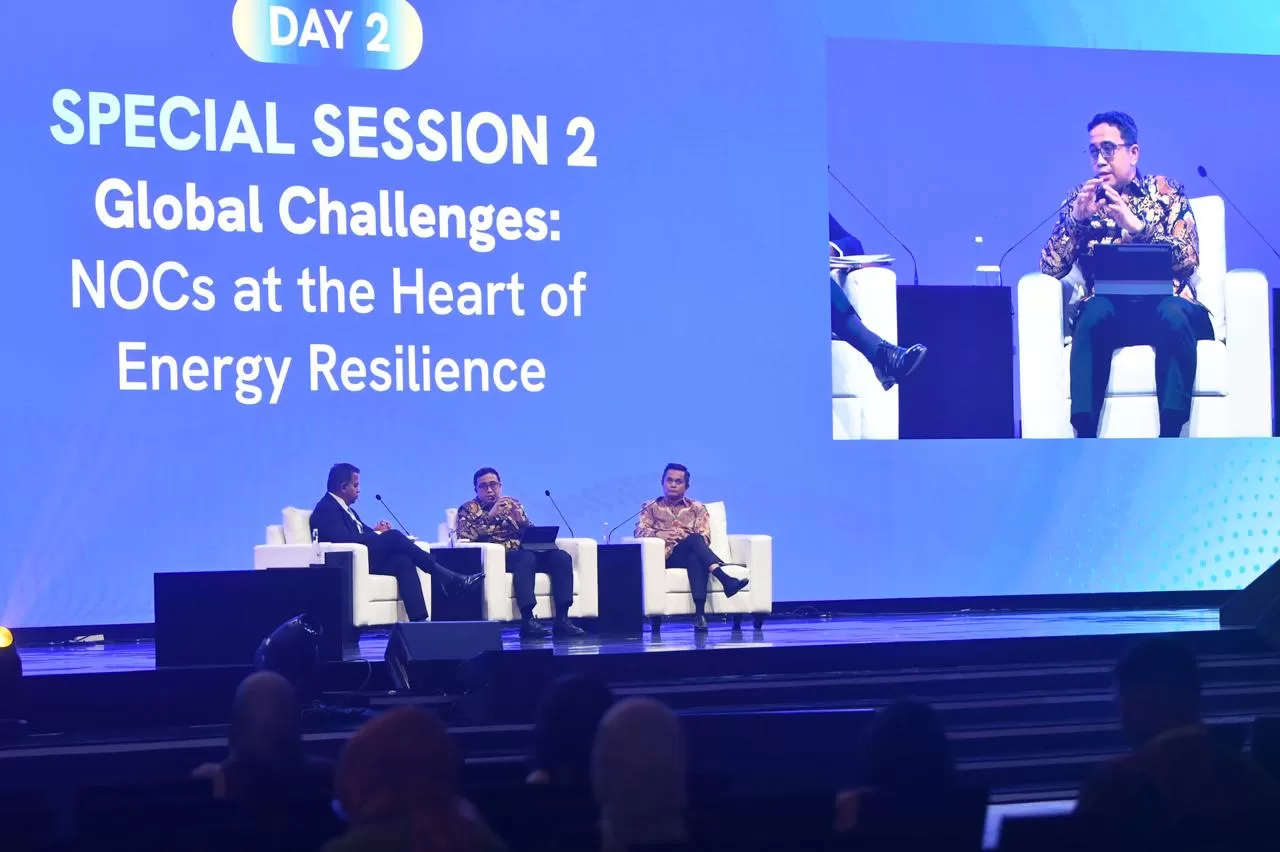 Wakil Direktur Utama PT Pertamina (Persero), Oki Muraza, dalam diskusi bertema Global Challenges: NOCs at the Heart of Energy Resilience pada rangkaian gelaran IPA Convex ke-50. (Dok. Pertamina)
