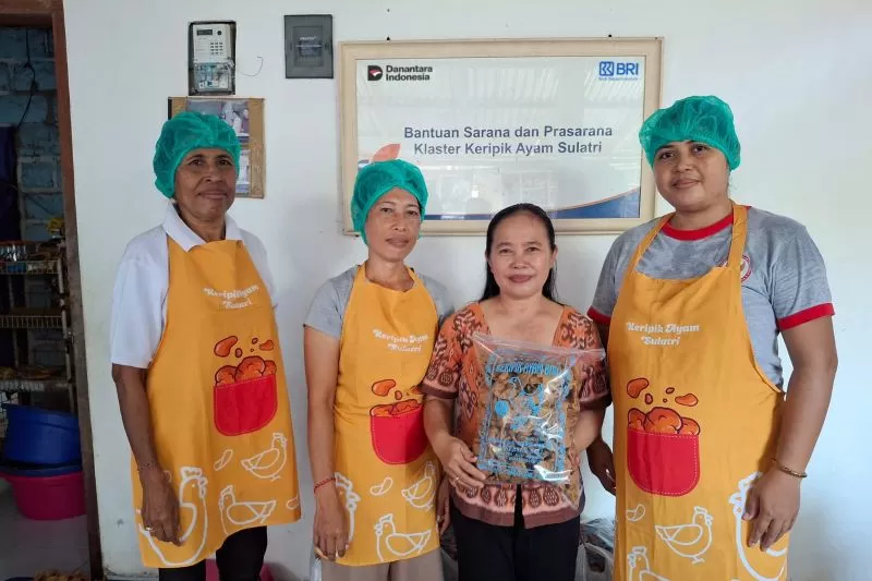 Klasterku Hidupku BRI melambungkan usaha Keripik Ayam Biru milik ibu rumah tangga di Denpasar, Bali. (DOK. BRI)