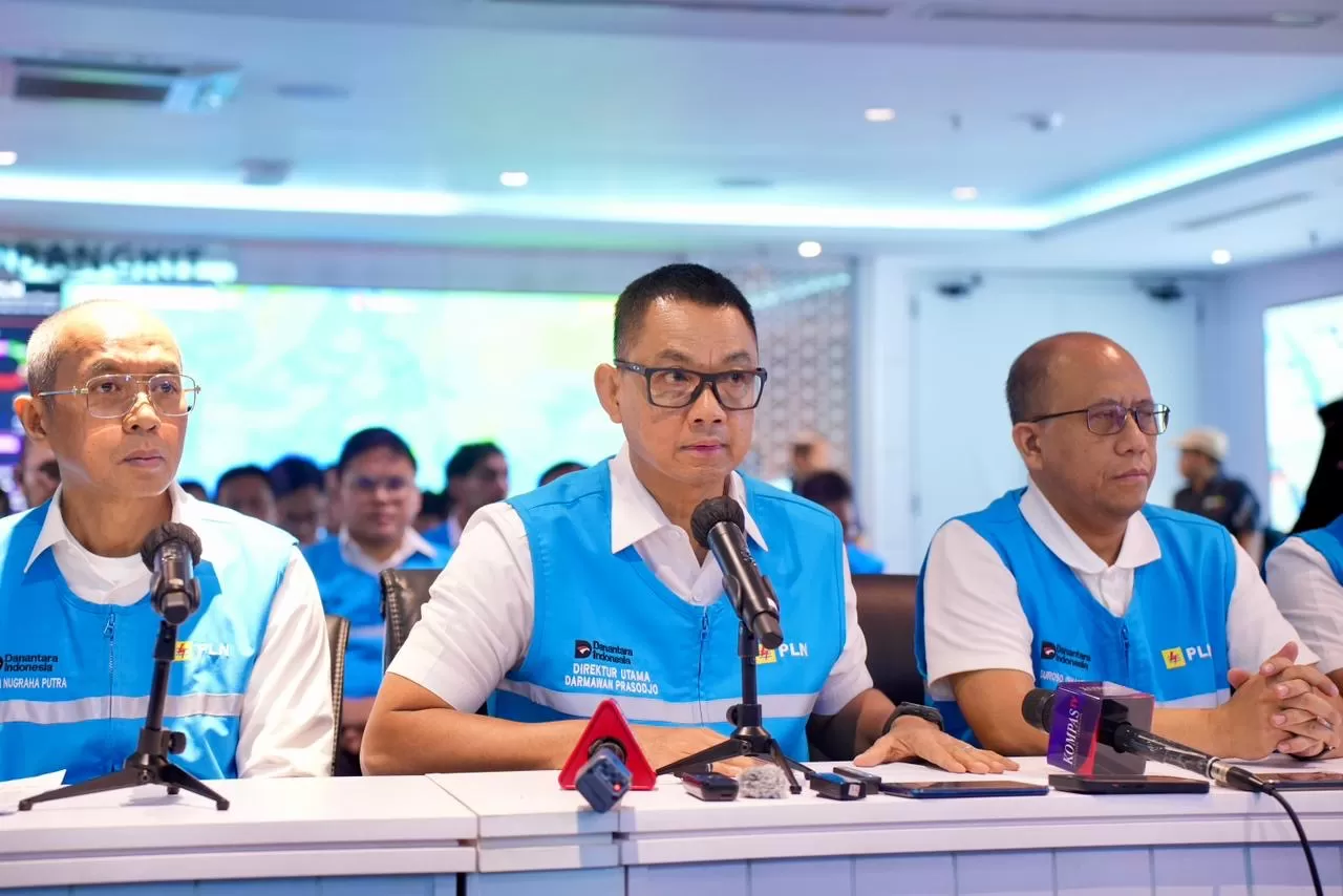 Direktur Utama PLN, Darmawan Prasodjo, bersama jajaran direksi PLN menyampaikan seluruh petugas dan tim teknis terus bekerja 24 jam untuk mempercepat pemulihan pasokan listrik secara bertahap dan aman