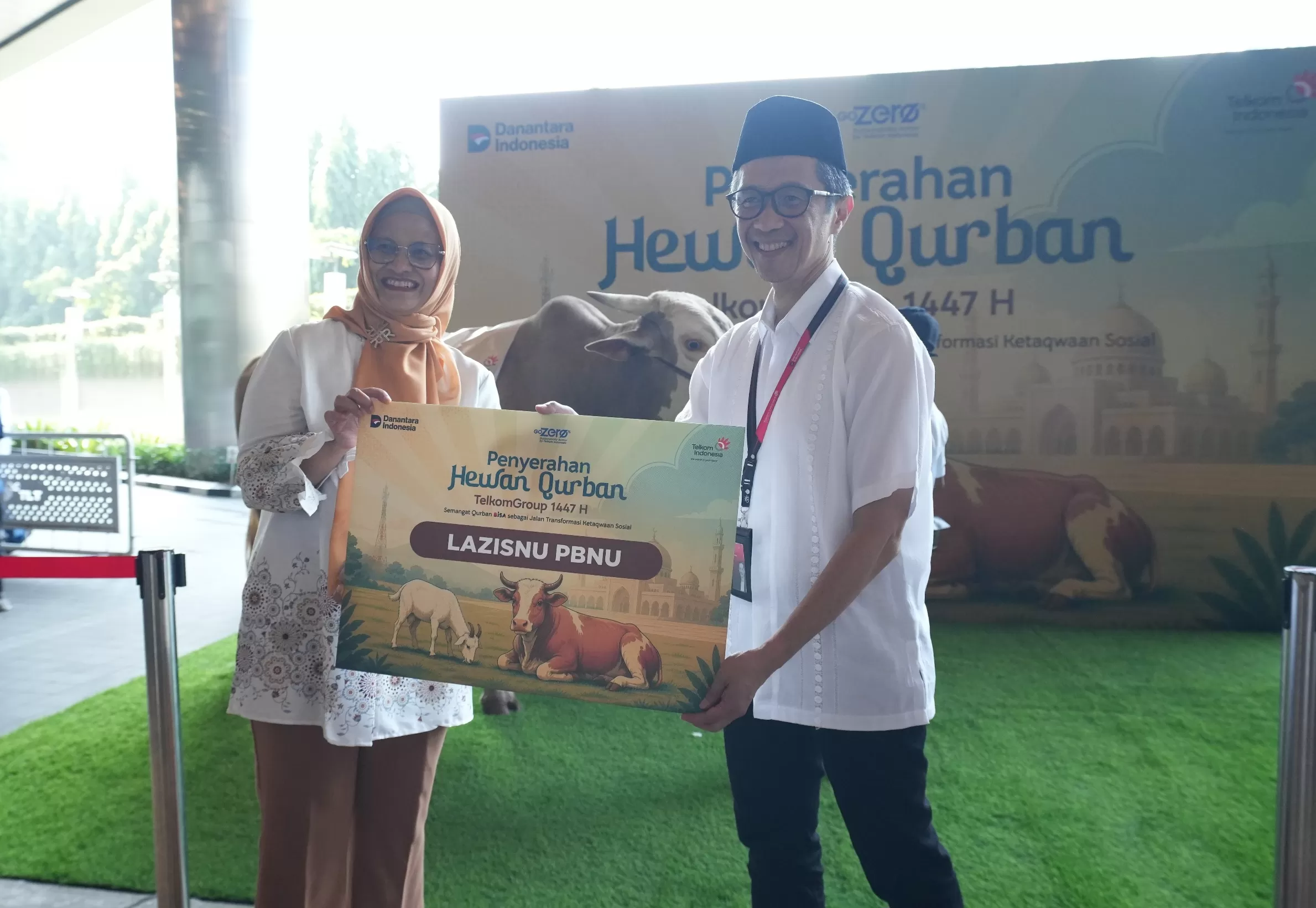 Direktur Utama Telkom Dian Siswarini didampingi Direktur Human Capital Management Telkom Willy Saelan pada kegiatan seremonial penyerahan hewan kurban di Vertical Garden Telkom Hub, Jumat (22/5).  (Dok. Telkom)