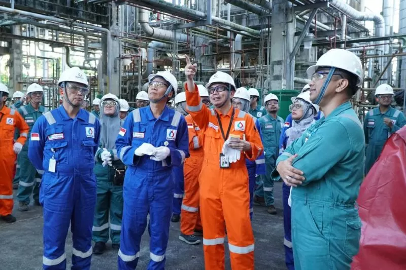 Dewan komisaris PT Pertamina Hulu Energi Nanang Untung melakukan peninjauan fasilitas kilang LNG Badak. (DOK. LNG Badak)