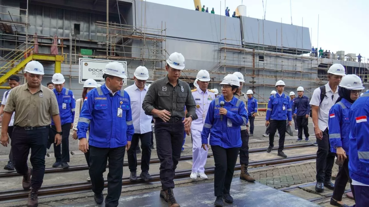 Menko AHY saat melakukan kunjungan kerja ke fasilitas PT PAL Indonesia di Surabaya pada Kamis (21/5). (pal.co.id)