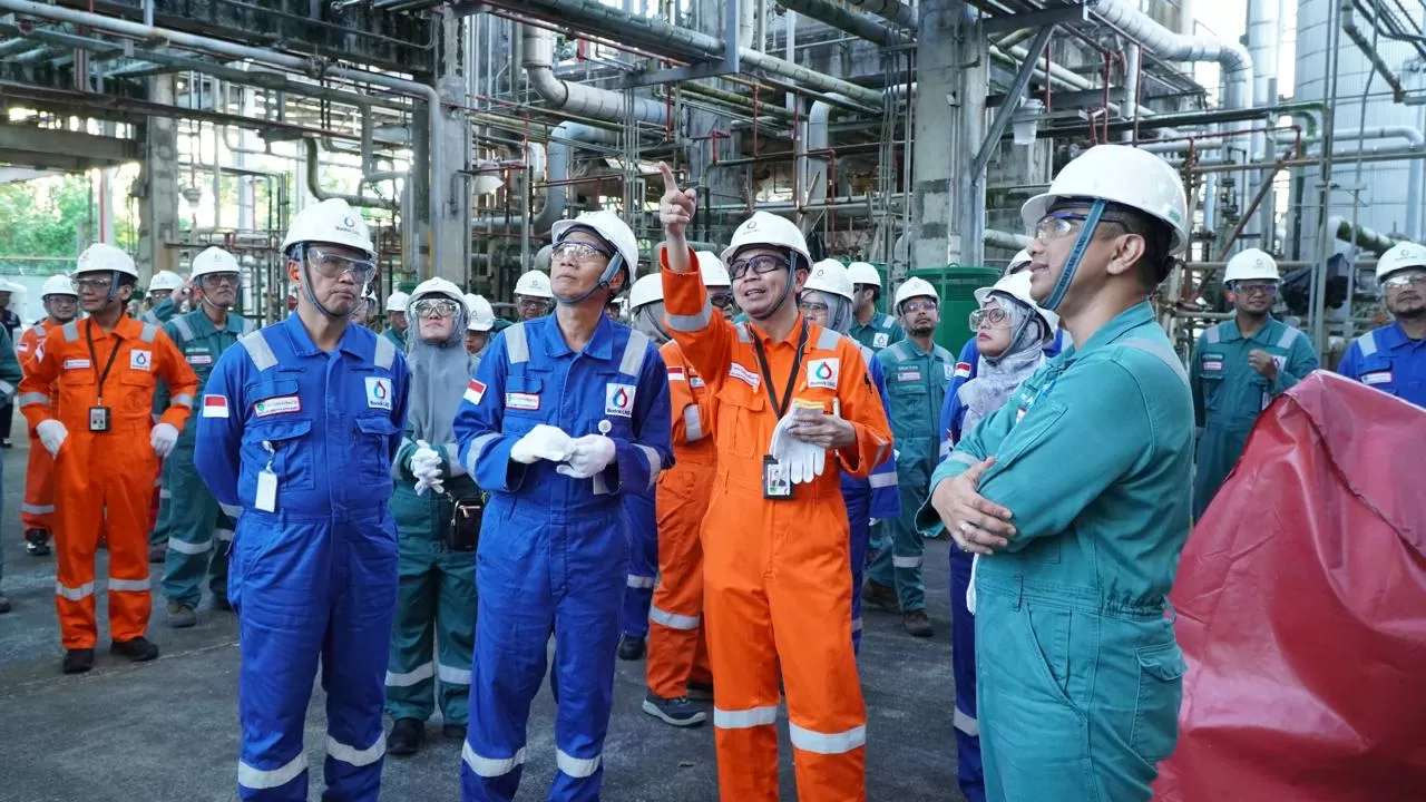 Kunjungan kerja Komisaris PHE, Nanang Untung, serta Komisaris Independen dan Ketua Komite Audit PHE, Muhammad Indra Budiman, didampingi President Director & CEO Badak LNG di Gedung Utama Badak LNG. (Dok. Badak LNG)