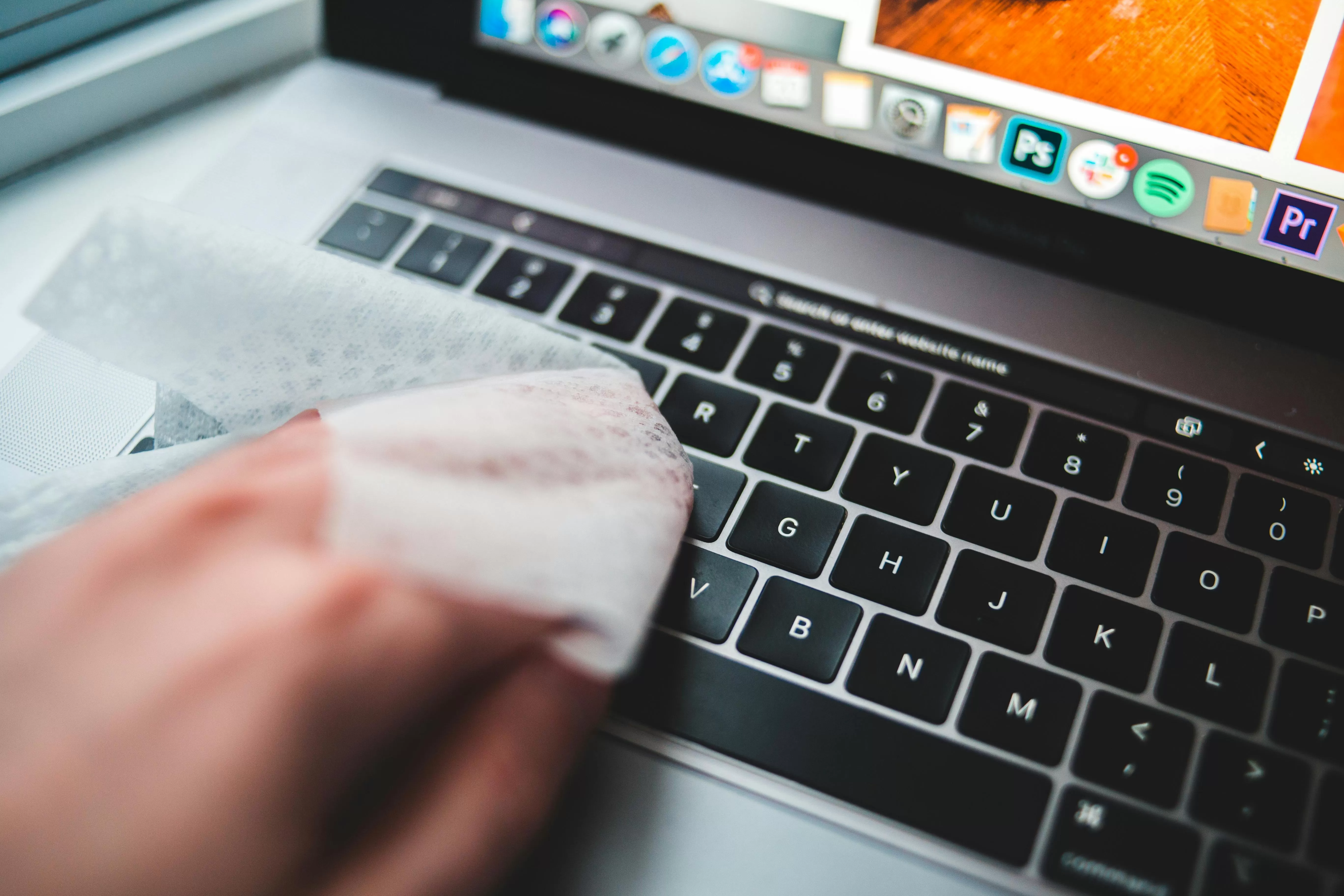 Ilustrasi. Paling tidak seminggu sekali untuk mengelap seluruh permukaan laptop dan sebulan sekali untuk deep clean.   (Pexels/Erik Mclean)