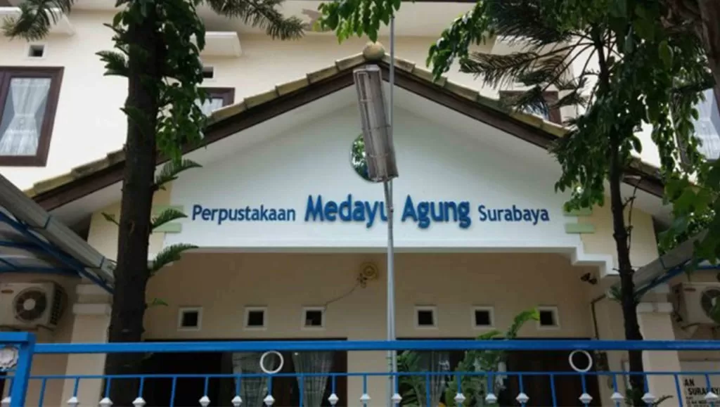 Dari luar bangunan Perpustakaan Medayu Agung seperti rumah biasa sehingga sering membuat pengunjung terlewatkan.   (Kumparan/Elisa Mega Oktavia)
